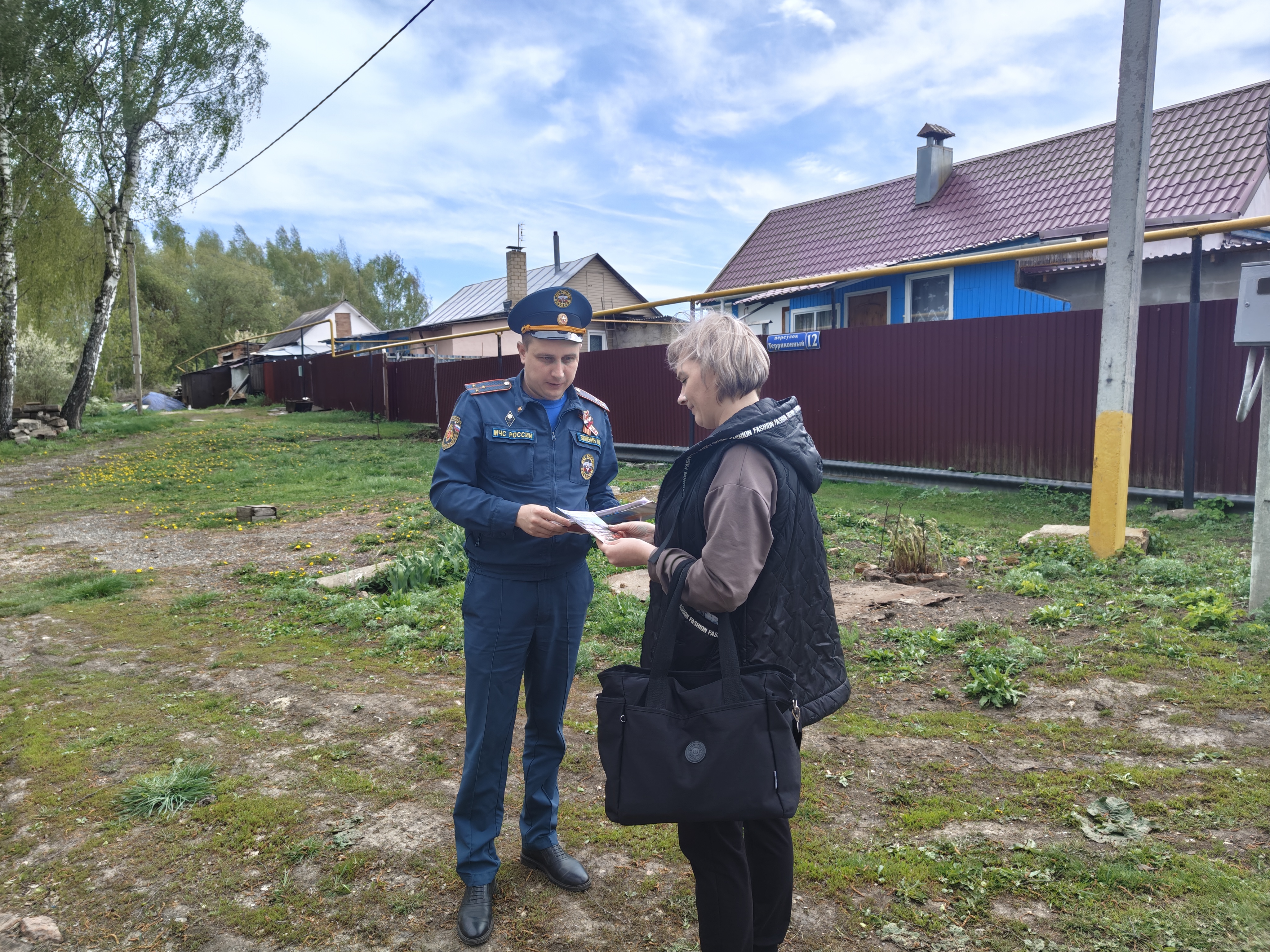 Сотрудники ОНД и ПР по Богородицкому и Куркинскому районам совместно с сотрудниками Богородицкого ПСГ, регулярно организовывают подворовые обходы в жилом секторе.