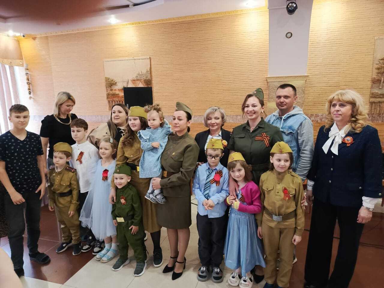 7 мая артисты МБУК КИТЦ &quot;Спектр&quot; при поддержке ветерана военной операции на Северном Кавказе и участника Специальной Военной Операции Рустама Доскиева провели в канун празднования Дня Победы концертно-тематическую программу.