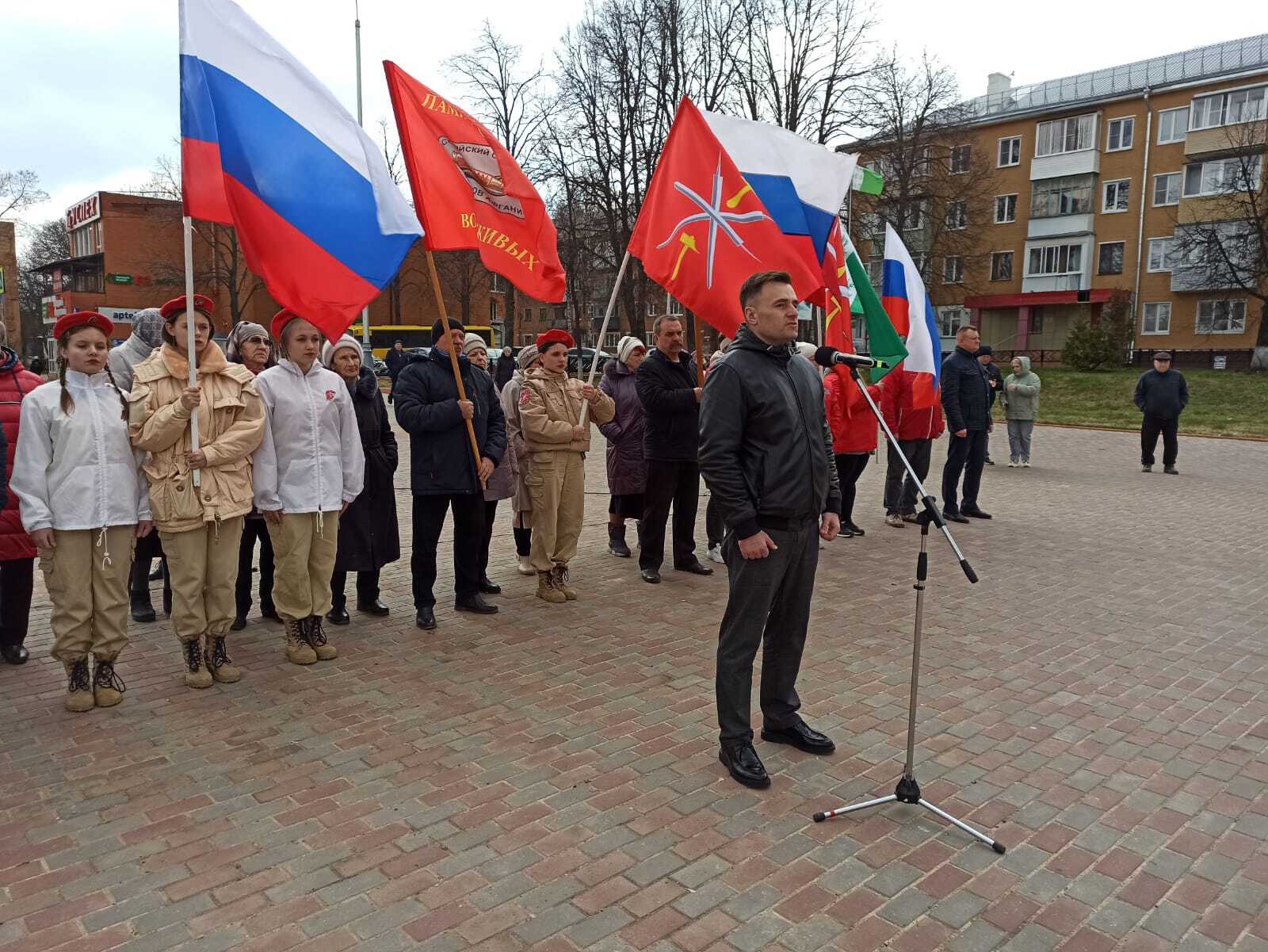 11 апреля в 12-00 на площади Ленина г. Богородицка работники КИТЦ &quot;Спектр&quot; приняли участие в военно-патриотическом марафоне &quot;Равнение на Знамя Победы&quot;.