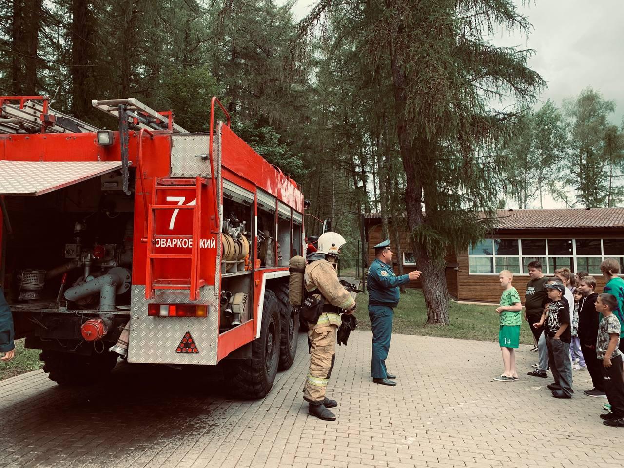 Традиционно в летних детских оздоровительных лагерях сотрудники МЧС России проводят «Дни безопасности»,.