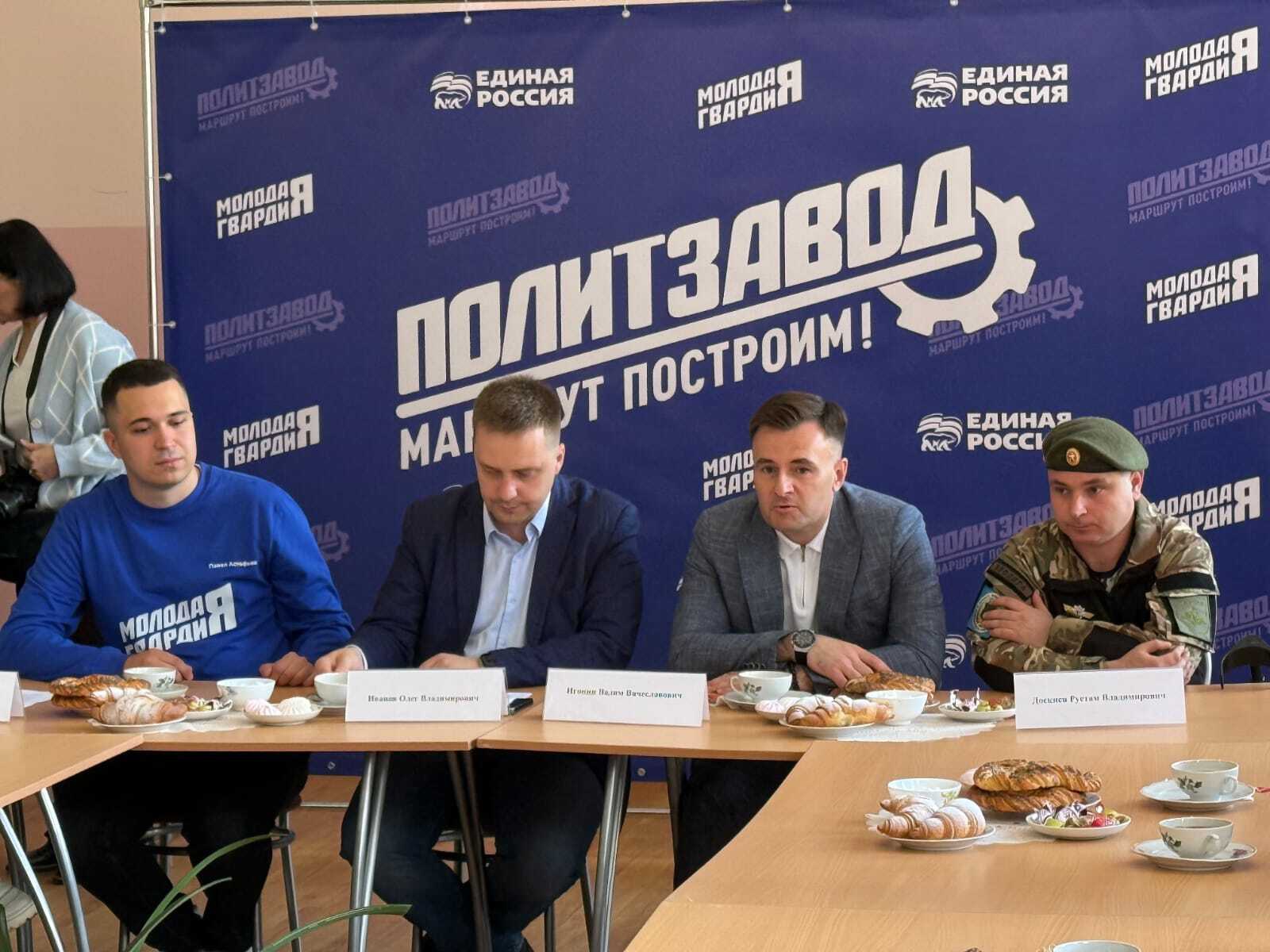 21 мая сотрудник МБУК КИТЦ &quot;Спектр&quot; Рустам Доскиев принял участие во встрече с активными волонтерами, которые поддерживают наших военнослужащих в проектах «Своих не бросаем» и «ПолитЗавод».