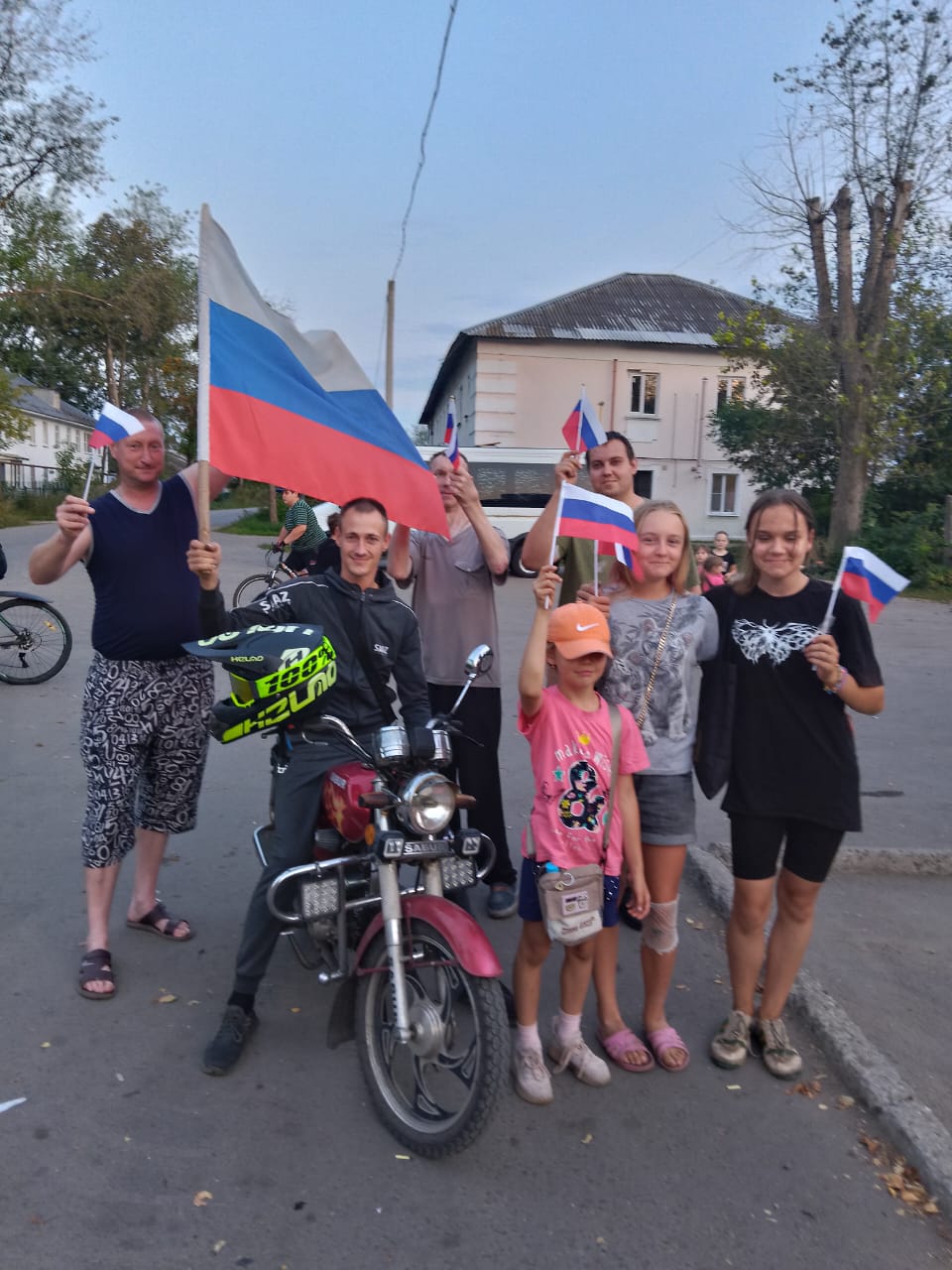 22.08.24 сотрудники структурного подразделения МБУК КИТЦ &quot;Спектр&quot; мкр Жданковский провели мероприятие посвящённое Дню Российского Флага.