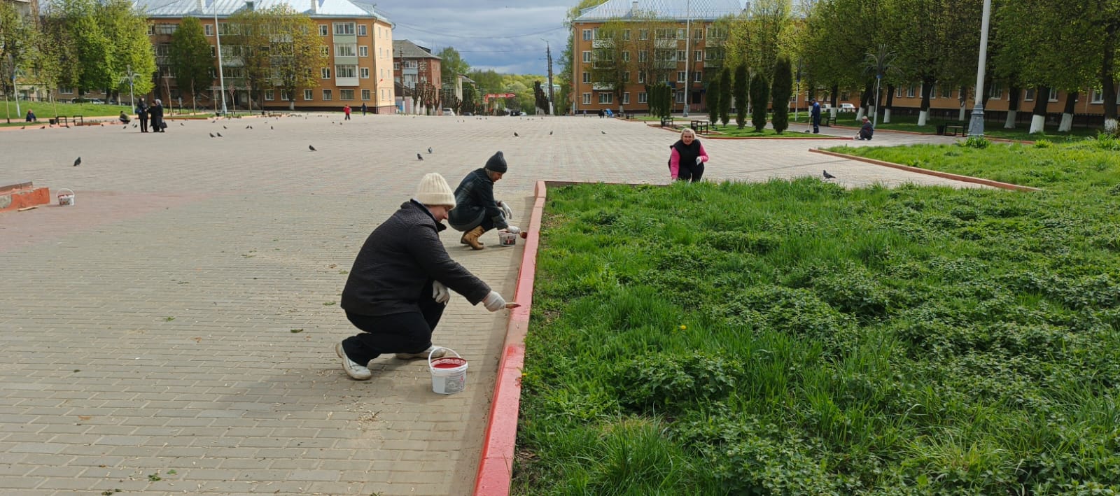 30 апреля работники МБУК КИТЦ &quot;Спектр&quot; приняли участие в благоустройстве площади Ленина и прилегающей ко дворцу культуры территории к празднованию 80-ой годовщины Победы в Великой Отечественной Войне.