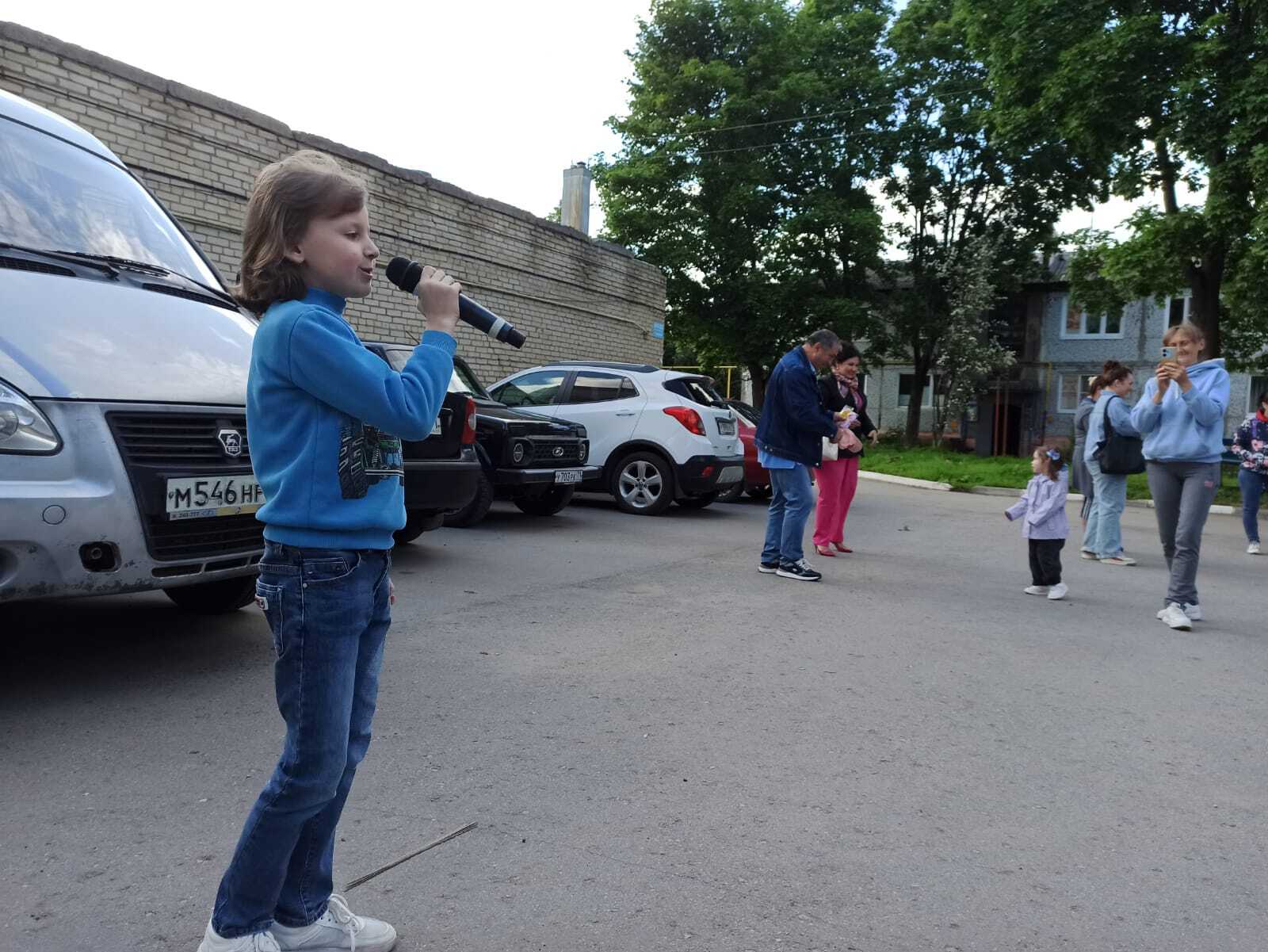 27 июня в 17-00 в рамках программы &quot;Лето во дворах&quot; артисты КИТЦ &quot;Спектр&quot; провели концертную программу.