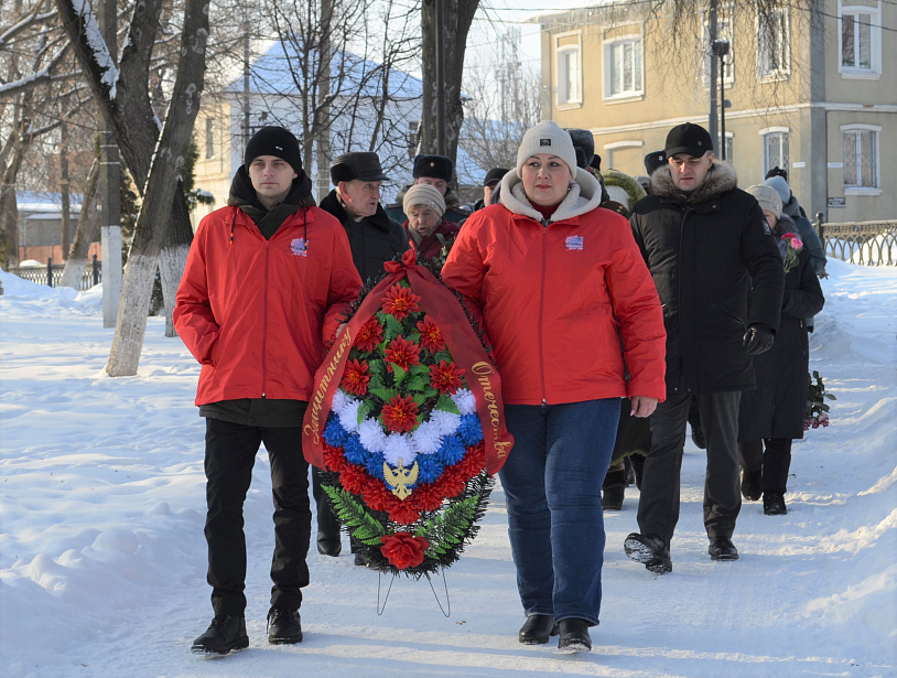 Сегодня в городском саду прошёл торжественный митинг, посвященный Дню защитника Отечества.