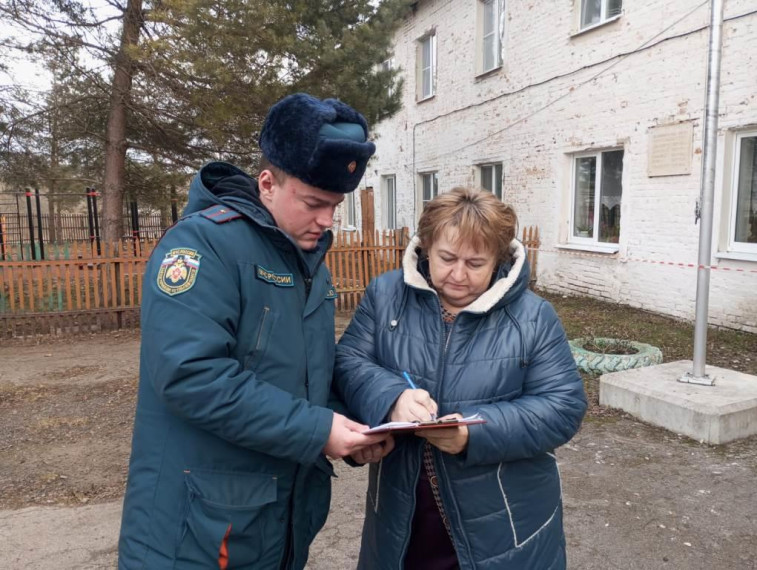 Сотрудники отделения надзорной деятельности и профилактической работы по Богородицкому и Куркинскому районам ежедневно продолжают проводить профилактическую работу по жилому сектору, в ходе который доводят до населения правила пожарной безопасности. Сотрудники отделения надзорной деятельности и профилактической работы по Богородицкому и Куркинскому районам ежедневно продолжают проводить профилактическую работу по жилому сектору, в ходе который доводят до населения правила пожарной безопасности.