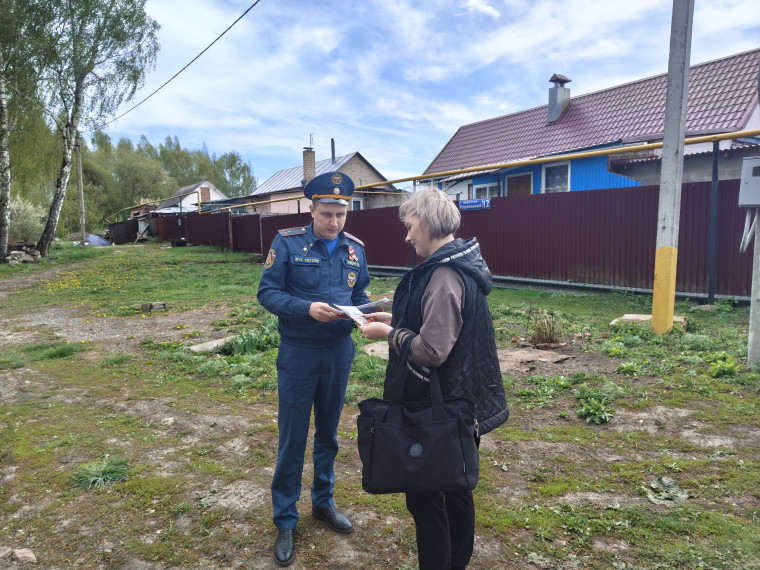 Сотрудники ОНД и ПР по Богородицкому и Куркинскому районам совместно с сотрудниками Богородицкого ПСГ, регулярно организовывают подворовые обходы в жилом секторе. Сотрудники ОНД и ПР по Богородицкому и Куркинскому районам совместно с сотрудниками Богородицкого ПСГ, регулярно организовывают подворовые обходы в жилом секторе.