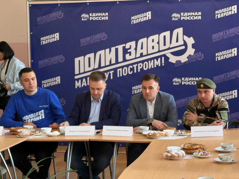 21 мая сотрудник МБУК КИТЦ "Спектр" Рустам Доскиев принял участие во встрече с активными волонтерами, которые поддерживают наших военнослужащих в проектах «Своих не бросаем» и «ПолитЗавод». 21 мая сотрудник МБУК КИТЦ "Спектр" Рустам Доскиев принял участие во встрече с активными волонтерами, которые поддерживают наших военнослужащих в проектах «Своих не бросаем» и «ПолитЗавод».